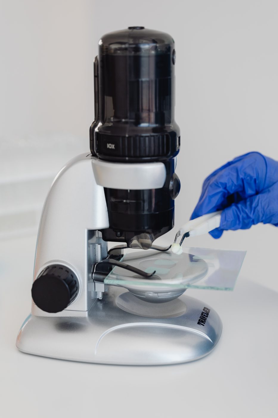 Mikroskopická kontrola vzorky pri overovaní mikrobiologickej čistoty